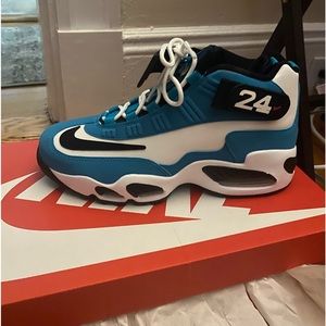 Brand new in box never work Nike Air Griffey Max 1